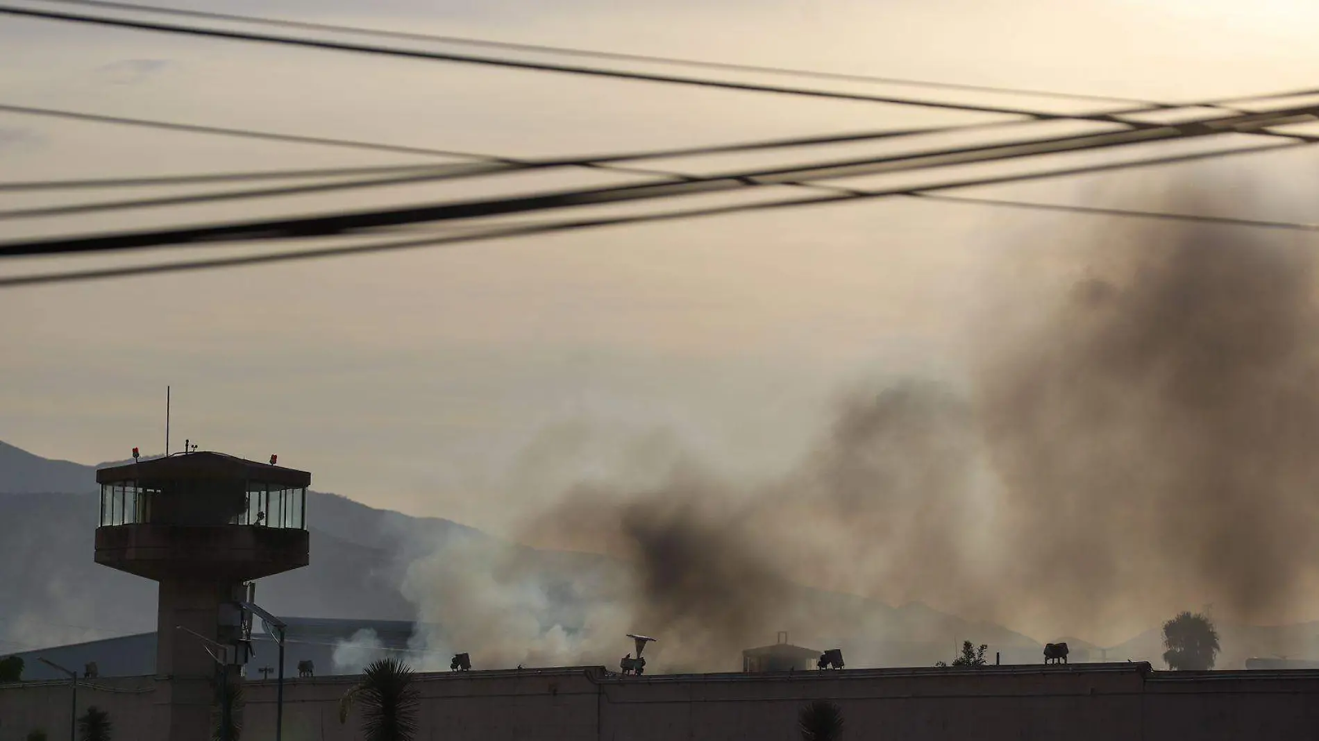 Columna de humo en penal de La Pila